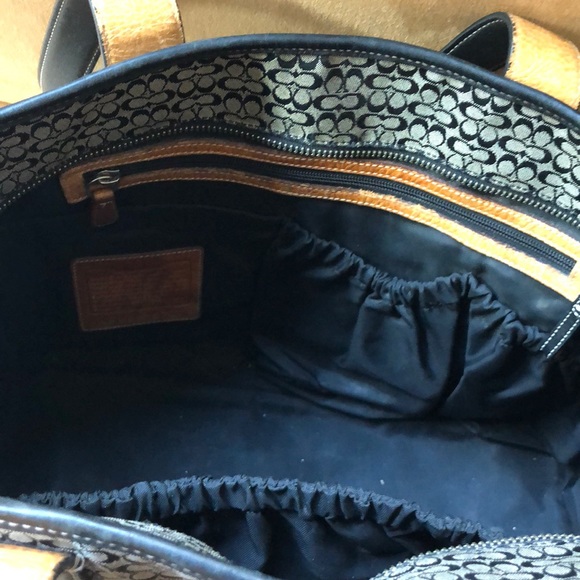 Coach signature C zipper tote in signature canvas - Picture 3 of 11